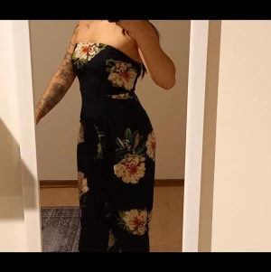 Blommig byxdress  - En super fin byxdress från Zaful. Jag säljer pga att jag råkade beställa två stycken. Helt nu, har aldrig användts.