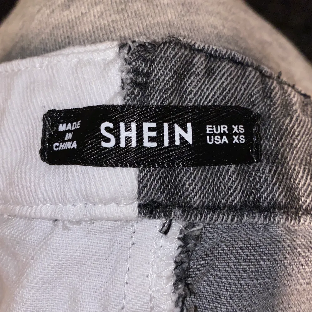Ett par coola två färgade MOM jeans från SHEIN, Använda endast 1 gång på sommaren. Är i storleken XS, skulle vilja säga att dom är lite större än vanliga XS och funkar därmed som en S också<3  Jag är 170-172 cm lång, sitter snyggt på både dom som är längre och kortare<3. Jeans & Byxor.