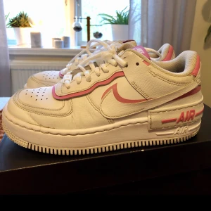 Nike air force 1 shadow White/flamingo - Nike air force 1 shadow, färg white/flamingo, storlek 38. Köpta på footlocker i våras för 1199kr, helt slutsålda vad jag vet! Frakt tillkommer💞 