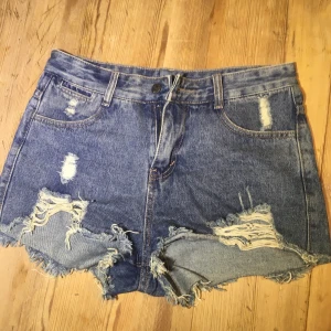 Jeansshorts  - Sjukt snygga jeansshorts med perfekt slitning. Storlek M men snygga loose fit om man har bälte på XS/S. Frakt 44 kr eller hämtas upp i Lund. ❤️ 