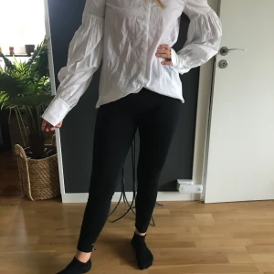 Skjorta med ballongärmar  - Så cool skjorta med ballongärmar. Har aldrig kommit till användning hos mig så säljer vidare. Som man ser på bilden så behöver skjortan strykas 😊 