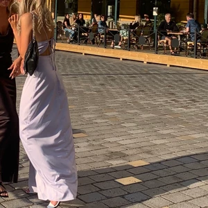Satin klänning - En jättehärlig ljuslila satinklänning som passar perfekt till bal eller andra tillfällen om man vill ha en lättare finklänning!! Endast använd en gång💕💕skriv om ni vill ha fler bilder🥰 Köpren står för frakten!