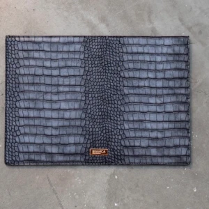 By Bianca datorfodral  - Datorfodral från Bianca Ingrossos märke i en super fin grå färg. Råkade beställa dubbel så säljer ena för halva priset, helt orörd i plast! Nypris 599 kr säljer för 300 kr🌸 Kan mötas upp eller posta, du står för frakten.