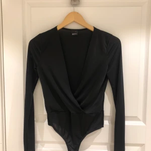 Långärmad Omlott tröja från Gina i strl S - Säljer min långärmad omlott tröja från Gina. Aldrig använd pga att den sitter för tajt runt min byst. Tröjan är som strl XS