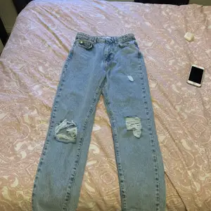 Säljer nu mina skit snygga mom jeans från ginatricot.Använda en gång.ny pris 500kr