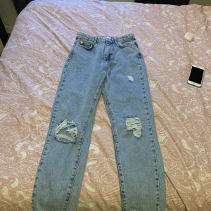 Snygga mom jeans från Gina  - Säljer nu mina skit snygga mom jeans från ginatricot.Använda en gång.ny pris 500kr