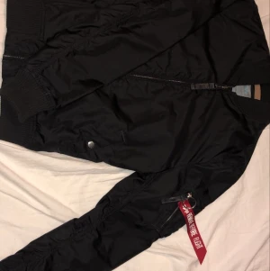 Alpha bomberjacka - Bra skick, storlek medium och sitter jättefint. ((Kan gå ner lite i pris vid snabb affär))