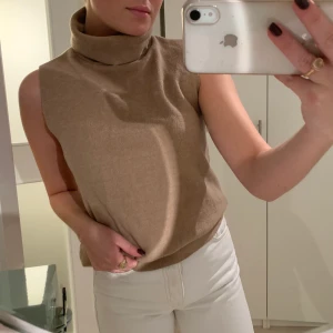 Mysig polotröja från Zara! - Jättemysig beige/brun polotröja, från Zara. Sparsamt använd, frakt kostnad tillkommer! 🤎🤎🤎