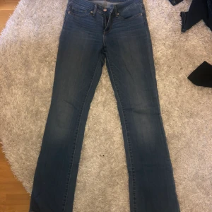 Levis jeans 715 bootcut storlek 27  - Längden på dessa byxor är uppsydda efter mig som är 166cm. Använda sparsamt och är i bra skick.
