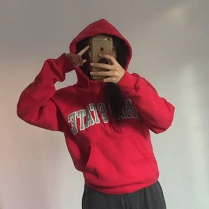 Röd Champion hoodie - Huvtröja från Champion. Några stygn har lossnat vid kragen, men det kan man enkelt sy.