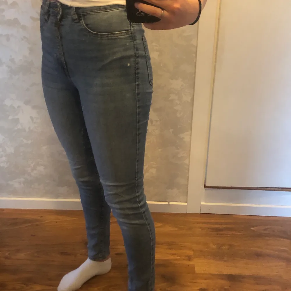 Jag säljer två par exakt likadana jeans, de två förtsa bilderna är de ljusblåa byxorna sen den tredje lite med mörkblå🥰. Säljer var och en för 100kr styck. Storlek 36 på båda. Skriv vilken färg du vill ha. Jeans & Byxor.