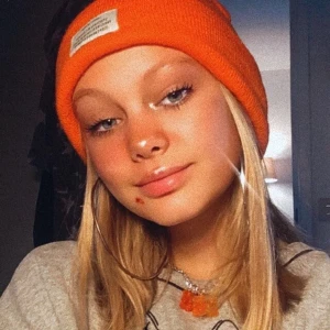 Orange mössa - Skit snygg säger inte mer än så,,