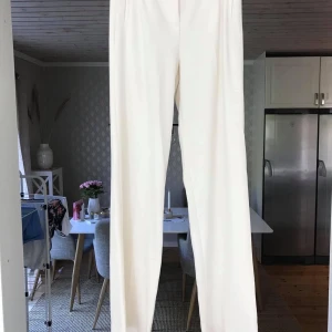 Byxor, Stockh’LM - Byxor med vida byxben. I kostymbyxe- material. Riktigt sköna! Från MQ:s kollektion Stockh’LM. 