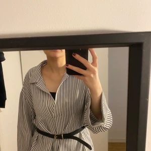 Randig skjorta - Randig skjorta som är lite stor. Passar M