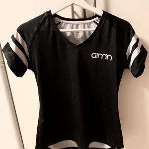 Aimn T-shirt  - T-shirt från aimn i väldigt bra skick🖤 storlek S! 50kr+frakt