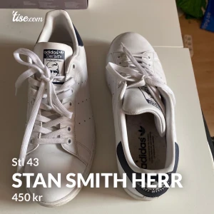Skor  - Svarta och vita stan Smith unisex i storlek 43. Använda en eller två gånger MAX!  📍Kunden betalar frakten! Frakten ligger runt 22-110kr, beroende på vikten. Vill du däremot ha paketet spårbart ligger priset runt 103-191kr, beroende på vikten.  Jag skickar endast!  💵Betalningarna sker via Swish.  Ni skickar namn, adress, postnummer och ort. Jag skickar numret, och jag skickar inte iväg paketet INNAN jag fått en Swish med den giltiga summan. Jag tar en bild när paketet är redo att posta. 