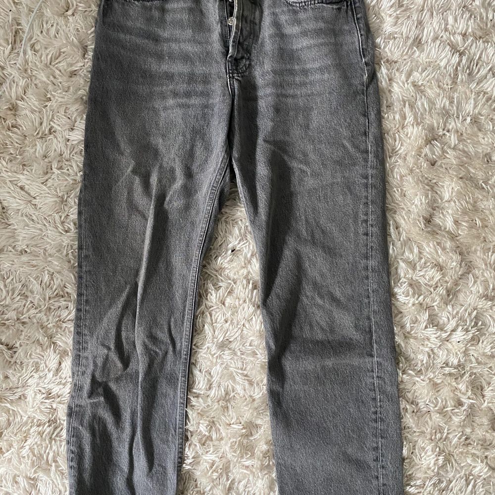 Ett par gråa jeans från Zara i storlek 38 helt oanvända pga för stora. Säljer för 200kr!. Jeans & Byxor.