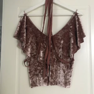 Linne - Linne i sammet, mycket fint till solkysst hud och perfekt till sommarfesten.