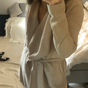 Beige kappa - Beige kappa med skärp, stl 36