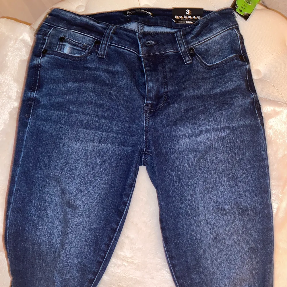 Snygga mörkblå jeans från Fashion Nova, dom är tyvärr förkorta för mig. Tror jag köpte dom för ca 400-450 kr. Jeans & Byxor.