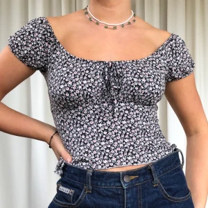 Blommig topp - Blommig topp, avklippt klänning. Superbekväm🥰