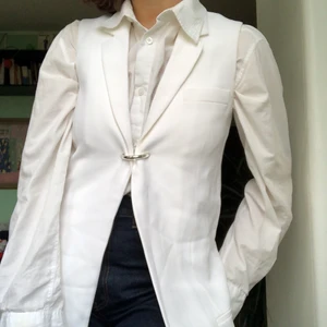 ACNE Studios blazer - Min älskade vita acne studios blazer som tyvärr inte kommer till användning längre! Men sååå cool snälla ge den ett nytt hem😍🥺 satt pris eller högst bjudande gäller! Köparen står för frakt💞