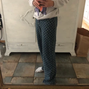 Overzise jeans -  Buda gärna i kommentarerna. Trendiga byxor i en oversize modell, design med hål och extremt snygga. Knappt använd. Hör av er för mått och bilder. Köparen står för frakt 