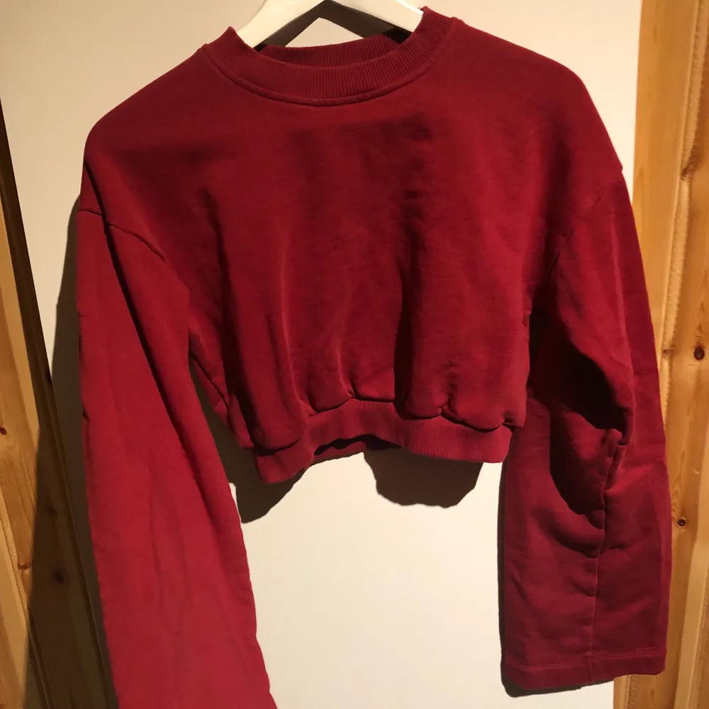 Croppad röd sweatshirt! Den är med vinröd i verkligheten, super snygg nu till hösten! Frakt inkluderat i priset🥰. Tröjor & Koftor.