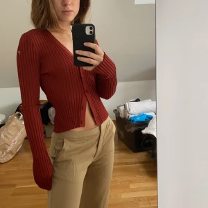 Tröja  - Vinröd tröja med knappar från & other stories! Använder inte men så fin!!! Köparen står för frakten 