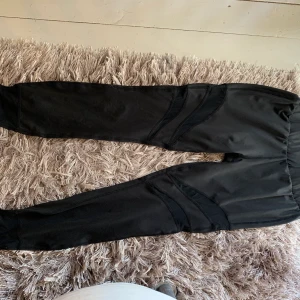Träningstights  - Träningstights med lufthål runt låren och vid anklarna. Stl oklar men passar S 