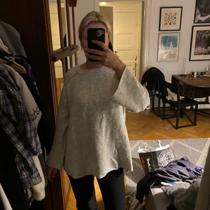 Grå stickad tröja - Grå stickad tröja ifrån Zara! Är jätteskön och sitter lite oversize, utsvända ärmar och lite längre. Är Storlek S men passar även M/L skulle jag säga!