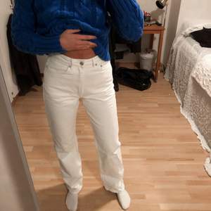 Snygga vita jeans i modellen: ROWE från weekday! Pris kan diskuteras, använda endast få gånger. Jag är 170 cm