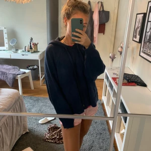 Stickad hoodie - Säljer denna mörkblåa stickade hoodie. Så himla skön och mysig!! Skriv för fler bilder, kan både mötas och frakta❤️