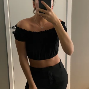 Fin topp! - Jättesöt topp från Gina tricot som är i jättebra skick! Storlek XXS men passar XS oxå, möts upp i Sthlm annars står köparen för frakt💛