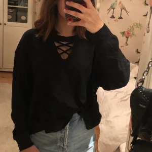 Hollister topp - Hollister svart topp, sparsamt använd. Perfekt till hösten! Fraktar endast då jag har sjukt mycket att göra just nu💗