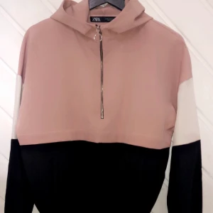 Hoodie från Zara - Hoodie från Zara strl XS, resår nertill, Använd 2 gånger 