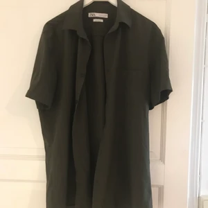 Zara kortärmad skjorta i khakigrönt - Superbra skick, Relaxed fit 200 kronor