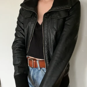 Skinnjacka - Svart skinnjacka från only i storlek XS. Något stor i storlekn så passar mig även en S. Har tygmuddar i ärmarna/kragen och är mycket bekväm. Pris 70kr + frakt🌶