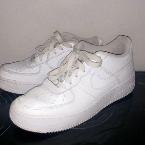 Nike Air Force 1 - Putsas innan de skickas. Bra skick, storlek 39 💕