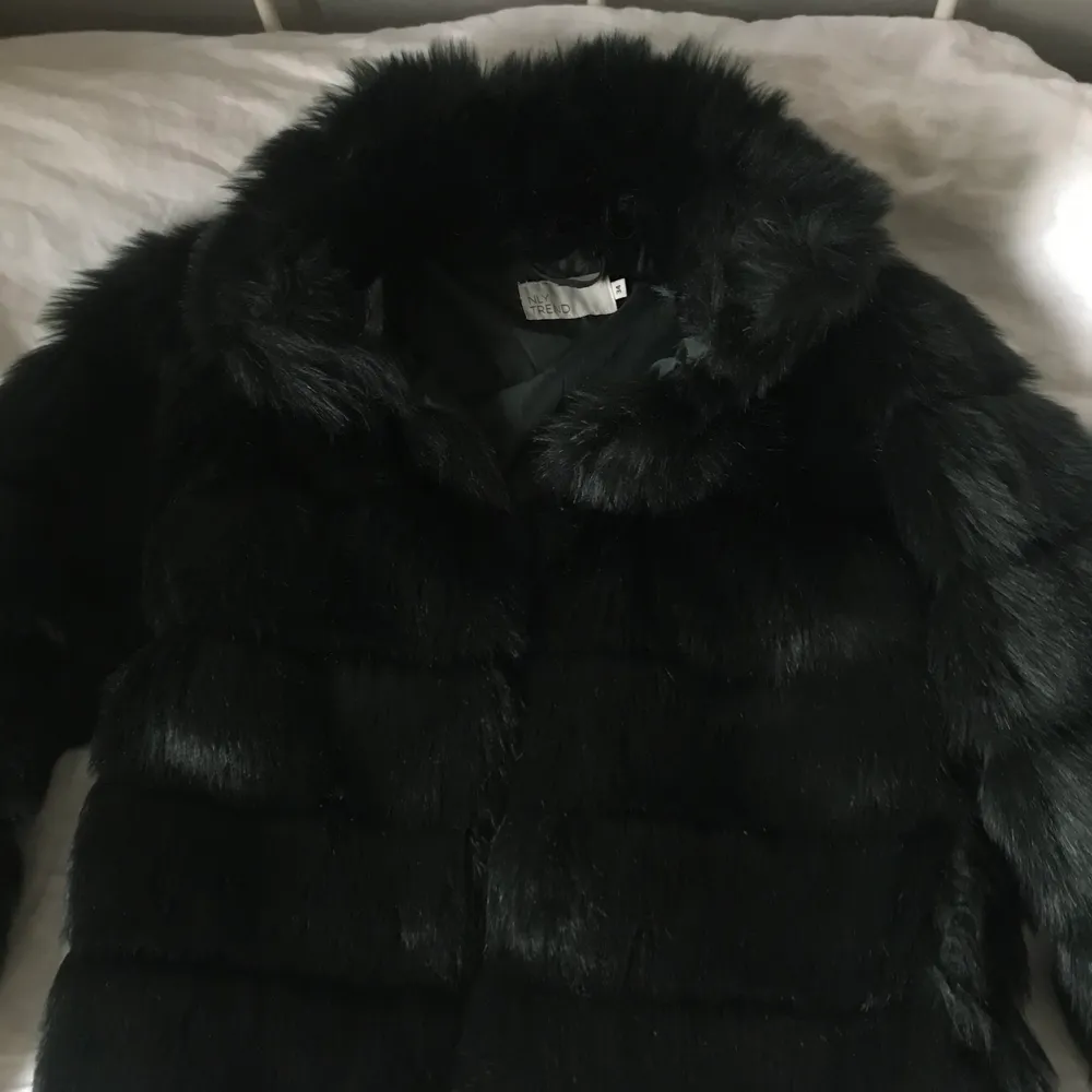 Säljer denna mörkgröna jacka från Nelly.com. Använd få gånger. Storlek 34💕💕 passar perfekt till höst och vinter!!. Jackor.