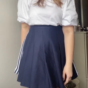 plisserad adidas kjol - säljer min älskade tenniskjol. denna har varit med mig länge och har verkligen varit en favorit. är köpt på beyond retro och är i gott skick 💘💘💘 frakt tillkommer