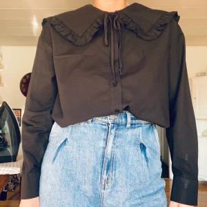 Svart skjorta - Svart skjorta med en cool krage som detalj. I storlek 38. Aldrig använd så i nyskick. GRATIS FRAKT🦋