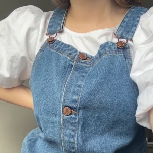 jeansklänning med hängslen - blå jeansklänning med hängslen från monki. hängslena är justerbara och klänningen har fickor på sidorna. nyskick💘💘💘 frakt tillkommer