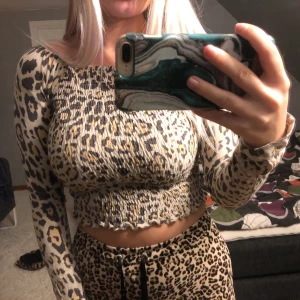 Jätte fin leopard topp! - En topp i leopard mönster aldrig använd endast testad under bild då jag köpte 2 st!