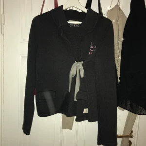 Odd Molly kofta  - Odd Molly kofta. Storlek: 1 (S). Färg: svart. Skick: väldigt bra skick, använd någon gång. 