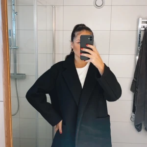 Svart ”kavaj-jacka” från ZARA - Finns snöre till man kan knyta runt midjan! Storlek M