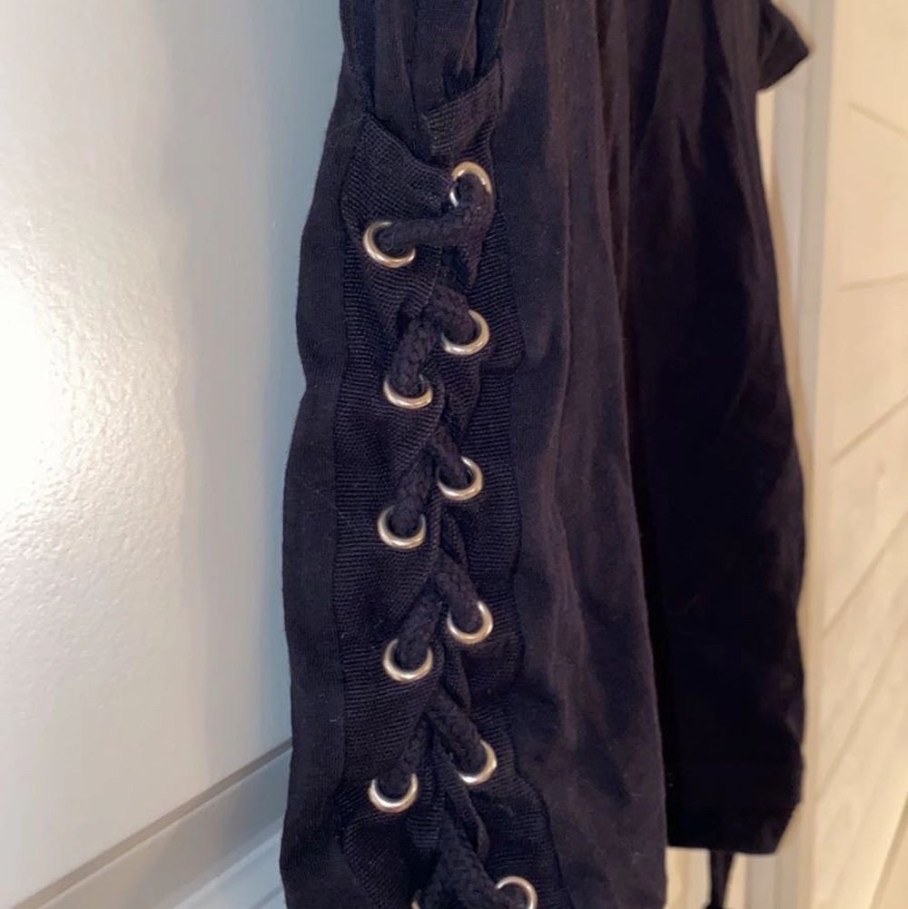 Superfin t-shirt från Gina tricot med knytning på båda sidor, storlek xs! Det går att spänna upp på sidorna beroende på hur tajt man vill att den ska sitta, så skulle även säga att den passar S. Endast använd en gång. Köpte för flera år sen så säljs inte längre🥰 fint skick!!!!. T-shirts.