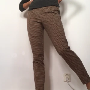 Rutiga byxor - Härligt rutiga byxor i fint skick från Vero Moda i storlek 38 som inte kommer till användning då de är för stora. Blixtlås i sidan.  Jag är 172 cm lång och använder oftast storlek 36.