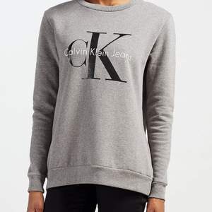 Jättefin tröja från Calvin Klein i storlek S för 300:-🥰 nypris 999:- frakt tillkommer! 