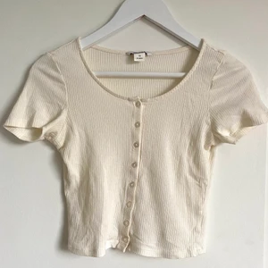 Vit topp  - Topp med knäppning fram! Köparen står för frakt 💞🥳